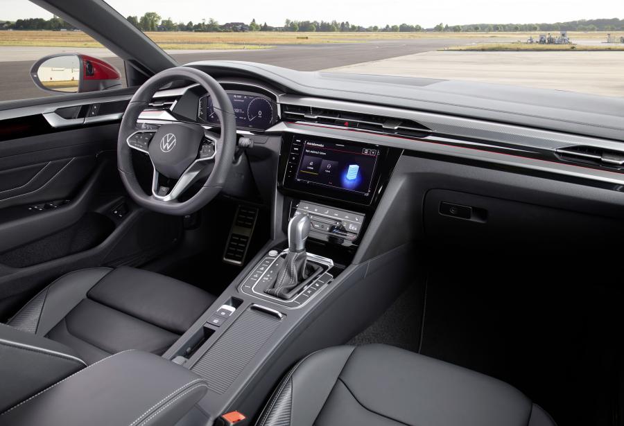Торпедо Volkswagen Arteon Shooting Brake eHYBRID R-Line 2020 года  (WW) (фото 6 из 17)